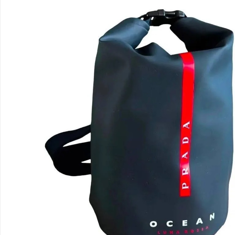 🆕Prada Navy and Red Ocean Bag🆕